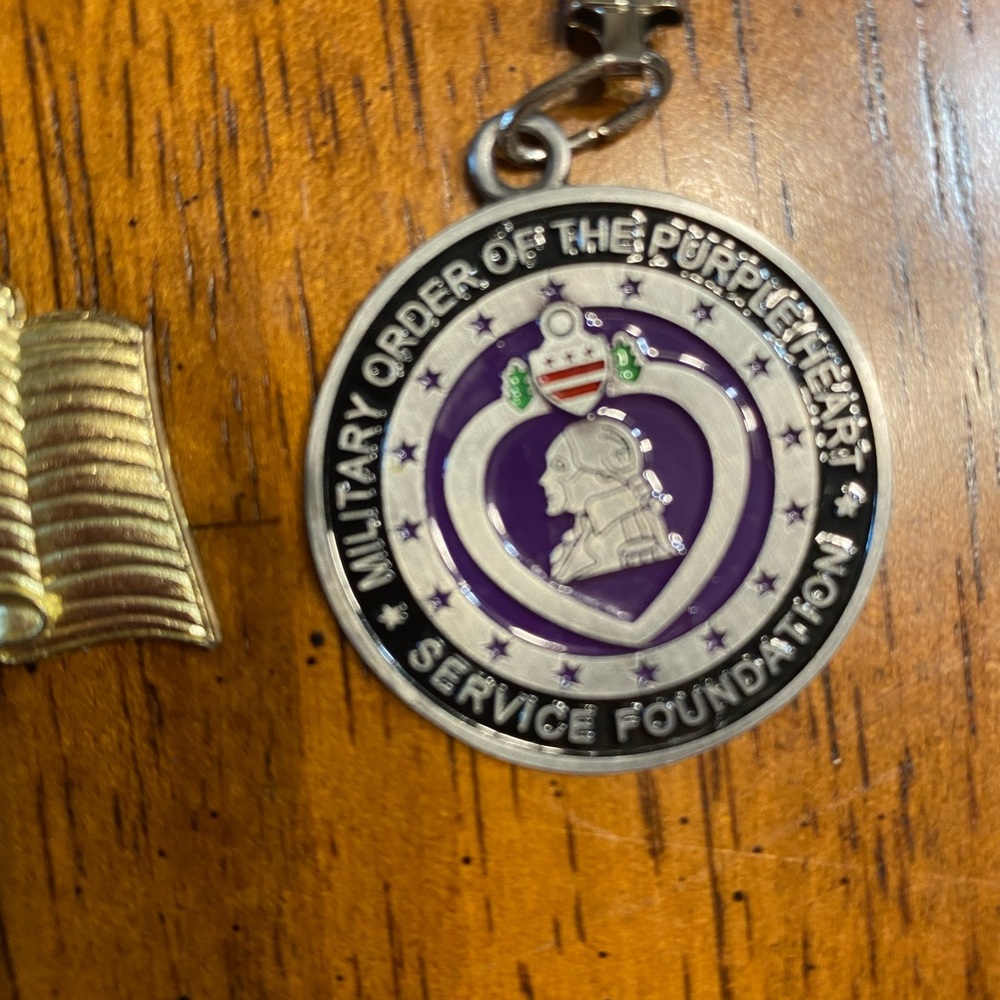 5 keychains, 3 disabled veterans, 1 American flag, 1 Purple Heart foundation - Picture 4 of 8